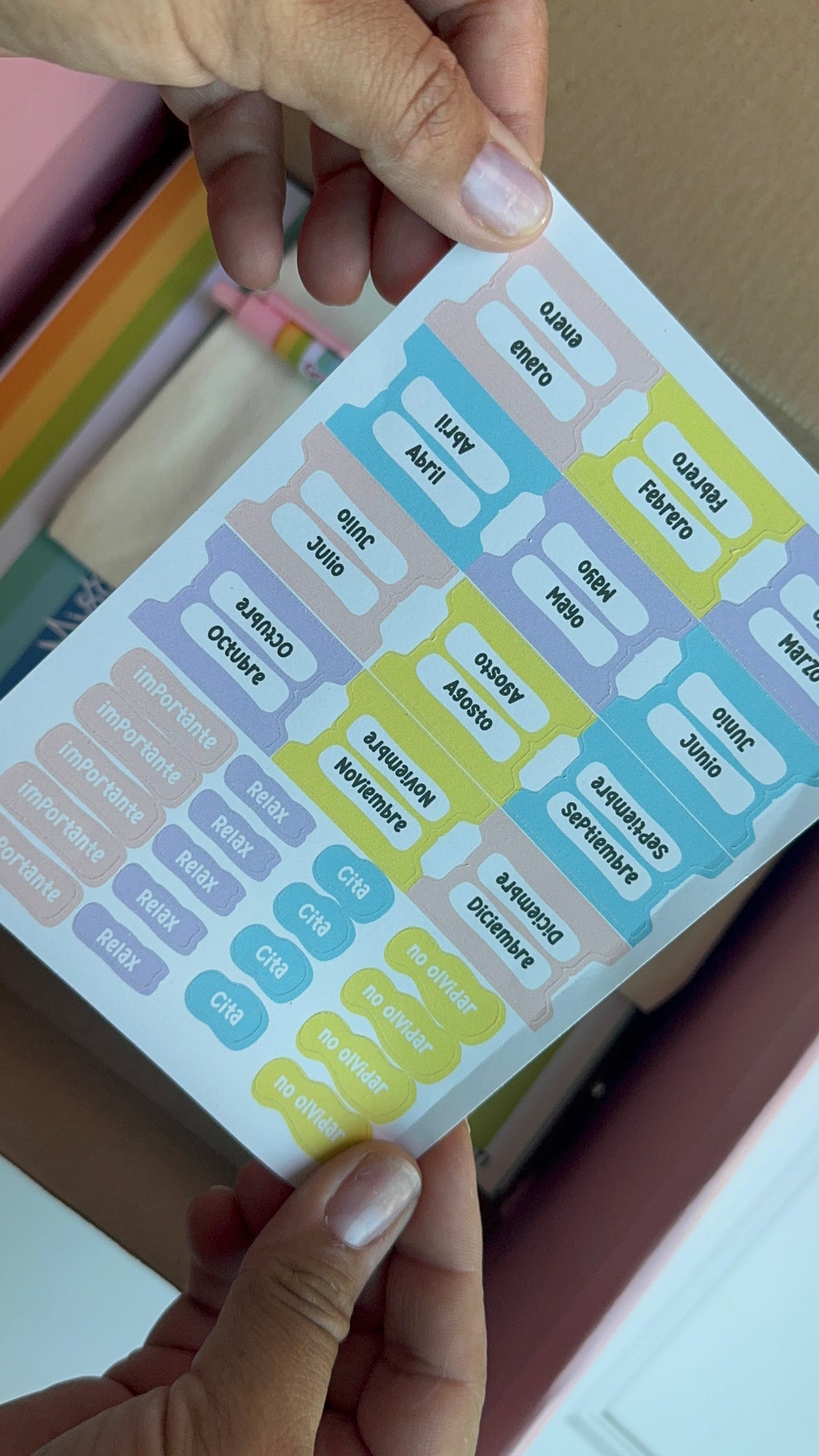 kit de lapicera, block de notas, stickers y pluma